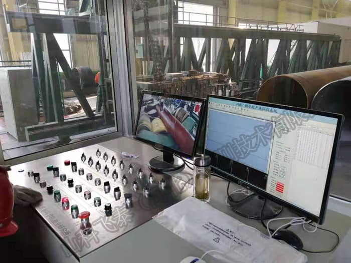 探傷設(shè)備操控臺.jpg 探傷設(shè)備操控臺.jpg